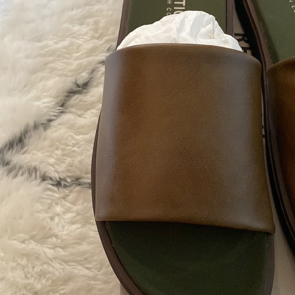 Kenneth Cole Men’s Slides. New slides. Indented on left shoe due to storage. - Picture 2 of 5